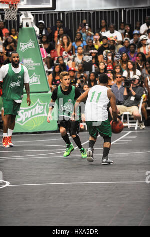 Justin Bieber chanteur assiste à la célébrité de l'image-objet jeu de basket-ball au cours de l'expérience au PARI 2014 A.L. Vivre le 28 juin 2014 à Los Angeles, Californie. Banque D'Images