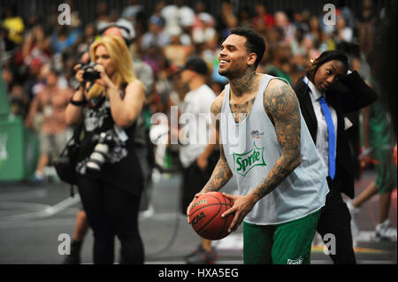 Chanteur Chris Brown assiste à la célébrité de l'image-objet jeu de basket-ball au cours de l'expérience au PARI 2014 A.L. Vivre le 28 juin 2014 à Los Angeles, Californie. Banque D'Images