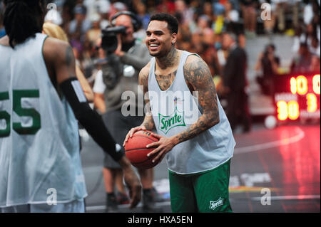 Chanteur Chris Brown assiste à la célébrité de l'image-objet jeu de basket-ball au cours de l'expérience au PARI 2014 A.L. Vivre le 28 juin 2014 à Los Angeles, Californie. Banque D'Images