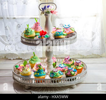 Délicieux cupcakes avec décoration douce et crème Banque D'Images