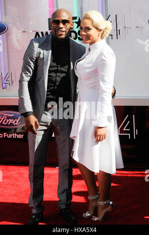 Le boxeur Floyd Mayweather (l) assiste à la "BET AWARDS 14 tapis rouge à Nokia Theatre L.A. Vivre le 29 juin 2014 à Los Angeles, Californie. Banque D'Images