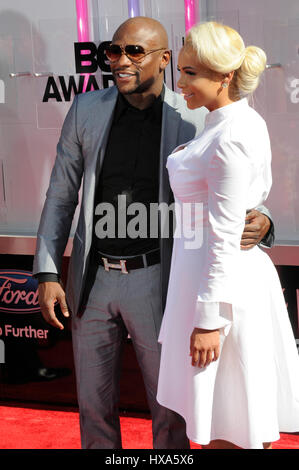 Le boxeur Floyd Mayweather (l) assiste à la "BET AWARDS 14 tapis rouge à Nokia Theatre L.A. Vivre le 29 juin 2014 à Los Angeles, Californie. Banque D'Images