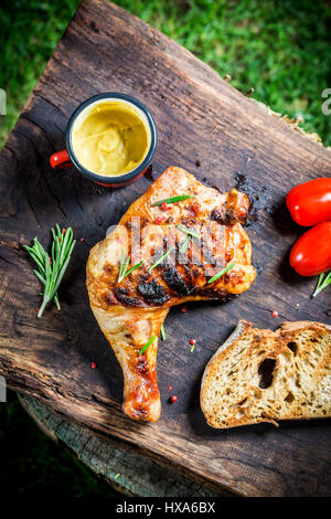 Cuisse de poulet rôti avec du pain grillé et tomates cerises Banque D'Images