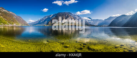 Grand panorama de crystal clear lac de montagne dans les Alpes Banque D'Images