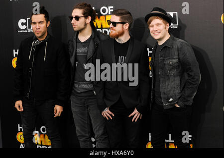 (L-R) Musiciens, Pete Wentz, Joe Trohman et Andy Hurley, Patrick Stump de Fall Out Boy arrivent à la 4e assemblée annuelle Cartoon Network Hall of Game Awards au Barker Hangar sur 15 février 2014 à Santa Monica, en Californie. Banque D'Images