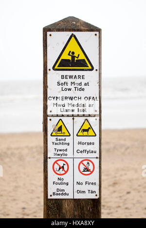 Panneau d'avertissement sur l'après dans le sable informer les visiteurs d'être au courant de boue molle à marée basse et de chevaux, char à voile, pas de salissures, pas de feux, Talacre Banque D'Images