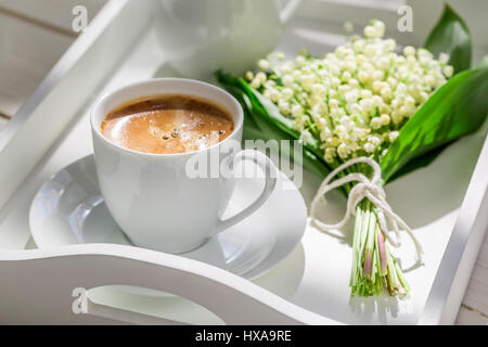 Un délicieux café avec muguets Banque D'Images