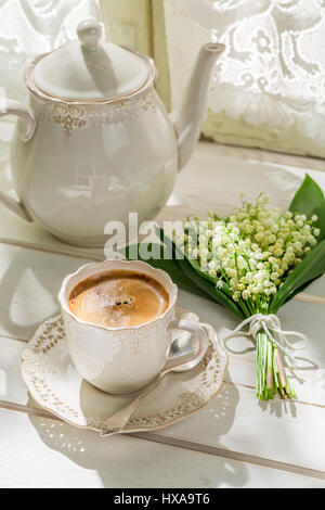 Délicieux espresso avec muguets Banque D'Images