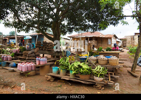 Marché de fruits locaux dans la rue, où les gens vendent des fruits frest local dans un village à l'Etat d'Ondo, au Nigeria sur la Se Banque D'Images