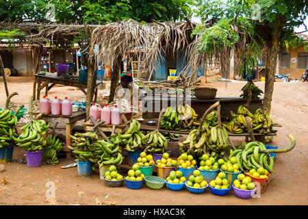 Marché de fruits locaux dans la rue, où les gens vendent des fruits frest local dans un village à l'Etat d'Ondo, au Nigeria sur la Se Banque D'Images