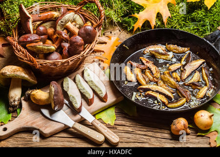 Les champignons d'automne directement à partir de la casserole sur la vieille table en bois Banque D'Images