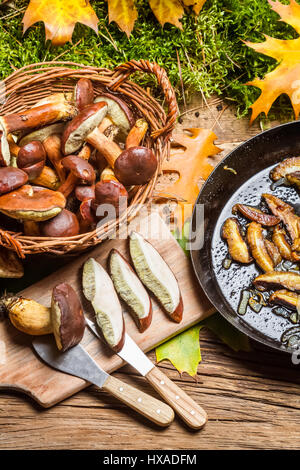 Les champignons d'automne directement à partir de la casserole sur la vieille table en bois Banque D'Images