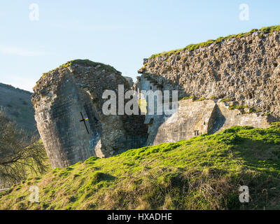 Un coucher de soleil sur rouge firey west Dorset vers West Bay et Lyme Regis après une claire et chaude journée ensoleillée. Monument à Hardy, Dorset, UK Banque D'Images