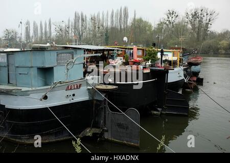 AJAXNETPHOTO. 26TH MARS 2011. CONFLANS SAINTE HONORINE, YVELINES, FRANCE. - LES VIEILLES PÉNICHES DE PENICHE FREYCINET UTILISÉES COMME PÉNICHE AMARRÉE LE LONG DE LA RIVE. PHOTO:JONATHAN EASTLAND/AJAX REF:FX112703 5383 Banque D'Images