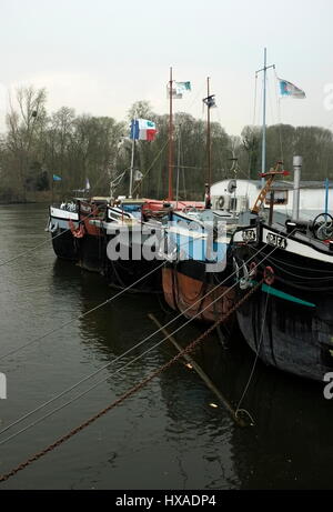 AJAXNETPHOTO. 26TH MARS 2011. CONFLANS SAINTE HONORINE, YVELINES, FRANCE. - LES VIEILLES PÉNICHES DE PENICHE FREYCINET UTILISÉES COMME PÉNICHE AMARRÉE LE LONG DE LA RIVE. PHOTO:JONATHAN EASTLAND/AJAX REF:FX112703 5384 Banque D'Images