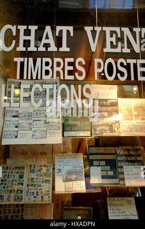 AJAXNETPHOTO. PARIS, FRANCE. - PANORAMAS - PASSAGE DE L'AFFICHAGE DE LA FENÊTRE STAMP DEALER'S SHOP. photo:JONATHAN EASTLAND/AJAX REF:FX112703 5263 Banque D'Images