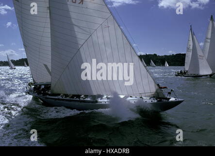 AJAXNETPHOTO. 1971. COWES, EN ANGLETERRE - Fastnet Race - Yacht 12M VÉTÉRAN COMMENCE OCEAN RACE - LA GUERRE BAT VERS LE BAS LE SOLENT POUR LA PREMIÈRE ÉTAPE DES 605 KM OCEAN RACE à Plymouth. PHOTO:JONATHAN EASTLAND/AJAX REF:21103 3 82 Banque D'Images