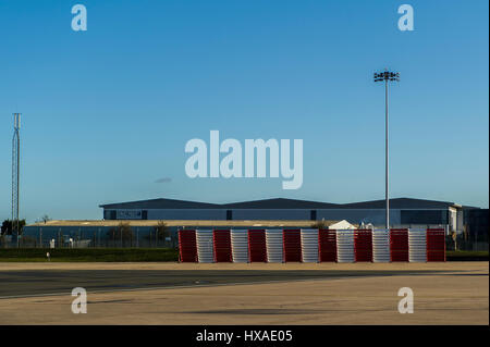 Déflecteur de jet Blast sur le tarmac à l'aéroport de Birmingham (BHX), Birmingham, Royaume-Uni avec l'exemplaire de l'espace. Banque D'Images