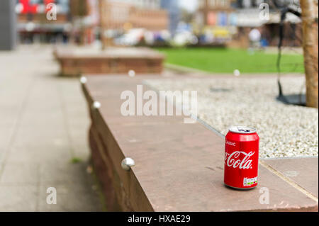 Coca Cola vide pouvez jetés, litière, à Coventry, Royaume-Uni. Banque D'Images
