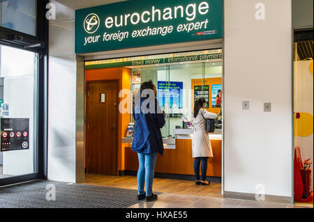 La direction de Coventry Eurochange (un échange de l'argent à l'étranger) dans les vergers de l'Ouest sortie centre commercial. Banque D'Images