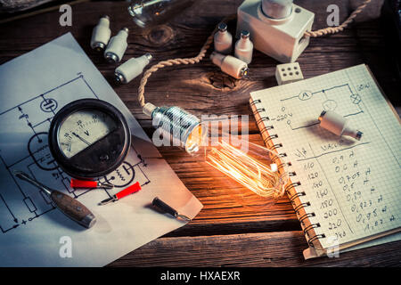 Des tests de résistance de l'ampoule dans le laboratoire sur la vieille table en bois Banque D'Images