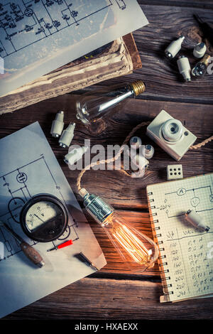 Des tests de résistance de l'ampoule dans le laboratoire vintage Banque D'Images