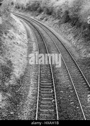 Deux lignes de chemin de fer à écartement standard sur une courbe dans un rendu en noir et blanc Banque D'Images