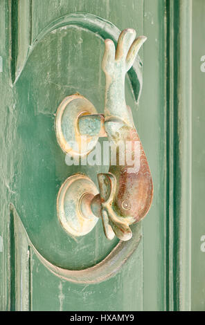 Un ancien style de poignées de porte en bronze décoratif, l'élément distinctif de Malte à Mdina. Banque D'Images