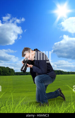 Photo macro photographe de l'herbe sur l'appareil photo numérique, sur fond de green meadow Banque D'Images