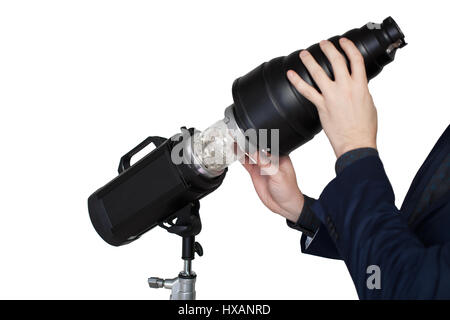 Photographe professionnel mains ajuste l'éclairage de studio photo, fond blanc Banque D'Images