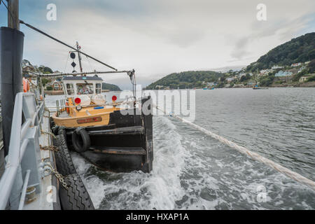 Tugboat Hauley qui tire le Car-ferry entre ponton Kingswear Dartmouth et de l'autre côté de la rivière Dart. Banque D'Images