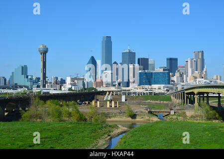 Le centre-ville de Dallas comme vu de l'autre côté de la rivière de la Trinité dans le quartier d'Oak Cliff. Banque D'Images