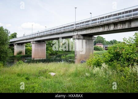 Pont de chemin de fer avec rails métalliques près de rivière. Banque D'Images