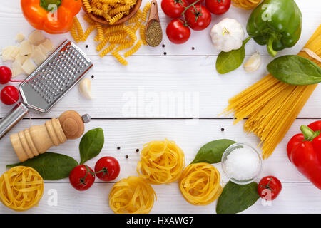 Les pâtes italiennes Les matières premières et les composants composition sur planche de bois blanc, vue du dessus Banque D'Images