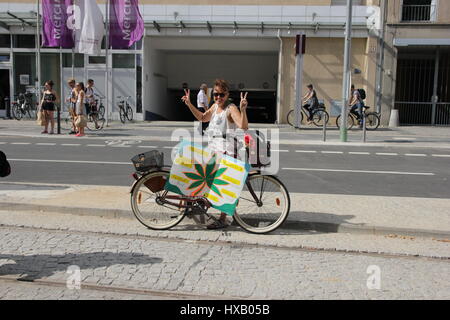 Berlin, Allemagne, août 9th, 2014 : défilé de chanvre manifestation tenue à la légalisation du cannabis. Banque D'Images
