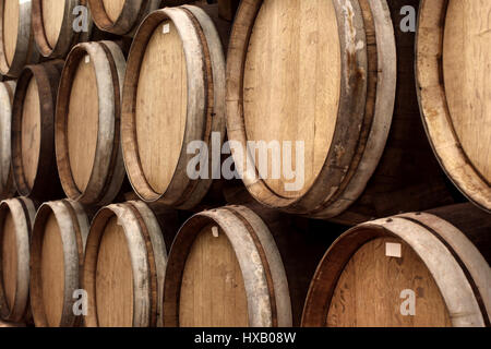 Pile de tonneaux de vin en bois en cave Banque D'Images