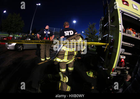 Sécurité incendie Service des incendies Slinger désincarcération de nuit Banque D'Images