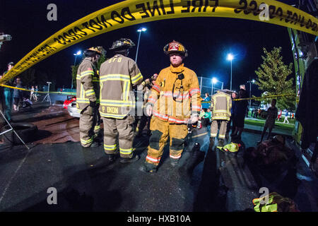 Sécurité incendie Service des incendies Slinger désincarcération de nuit Banque D'Images