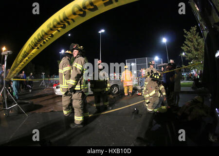 Sécurité incendie Service des incendies Slinger désincarcération de nuit Banque D'Images