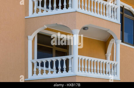Un fragment de la belle façade de l'hôtel avec les détails architecturaux : fenêtres, d''un balcon. Banque D'Images