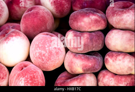 Gros plan du fruit mûr présente : le fruit de la pêche. Banque D'Images