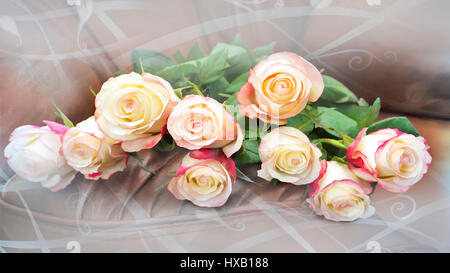 Un bouquet de belles roses de couleur rose tendre présenté sur un magnifique cadre. Banque D'Images