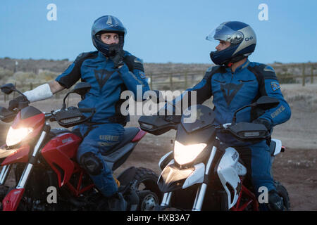 Plaquettes est une comédie d'action buddy cop film écrit et réalisé par Dax Shepard, basé sur les années 70, des années 80, série télévisée du même nom créée par Rick Rosner. Le film stars Shepard comme Jon Baker et Michael Pena que Frank 'Ponch' Poncherello. Cette photo est pour un usage éditorial uniquement et est l'auteur de la société film et/ou le photographe attribué par le film ou la société de production et ne peut être reproduite que par des publications dans le cadre de la promotion du film ci-dessus. Un crédit obligatoire pour l'entreprise de film est nécessaire. Le photographe devrait aussi b Banque D'Images