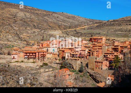 Belle vue sur la ville médiévale Albarracin, avec des collines à l'arrière-plan sous un ciel bleu. Albarracin est situé dans la province de Teruel, Espagne. Banque D'Images