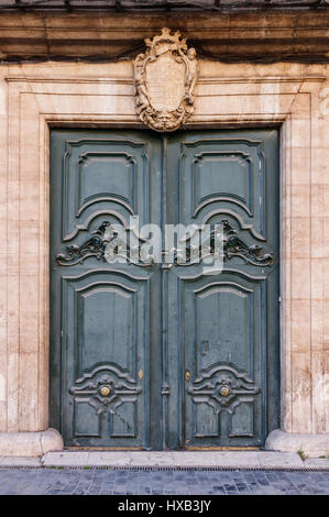 Vieille porte monumentale ornée avec blason dans une des rues de Valence, en Espagne. Banque D'Images