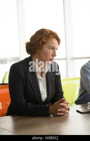 Angry business woman in office Banque D'Images