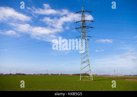 Tour de transmission d'électricité sur un power house Banque D'Images