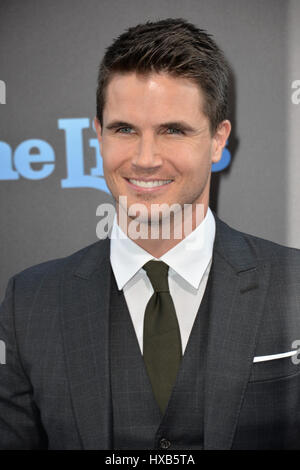 LOS ANGELES, CA. 1 août 2016 : l'acteur Robbie Amell lors de la première mondiale de "Neuf vies" au théâtre chinois de Grauman, Hollywood. Usage éditorial uniquement. © Banque D'Images