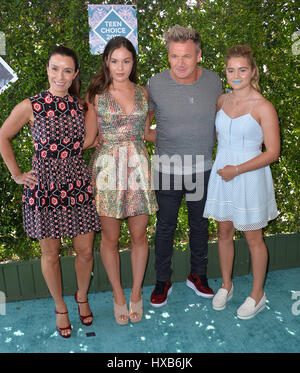 LOS ANGELES, CA. 31 juillet 2016 : le célèbre chef Gordon Ramsay et famille au Teen Choice Awards 2016 au Forum à Inglewood, Californie. EDITORIAL Banque D'Images