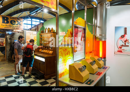 Les visiteurs qui cherchent à les expositions dans le 'True Brew' Tour d'expérience au fourreau. Bundaberg Bundaberg, Queensland, Australie Banque D'Images